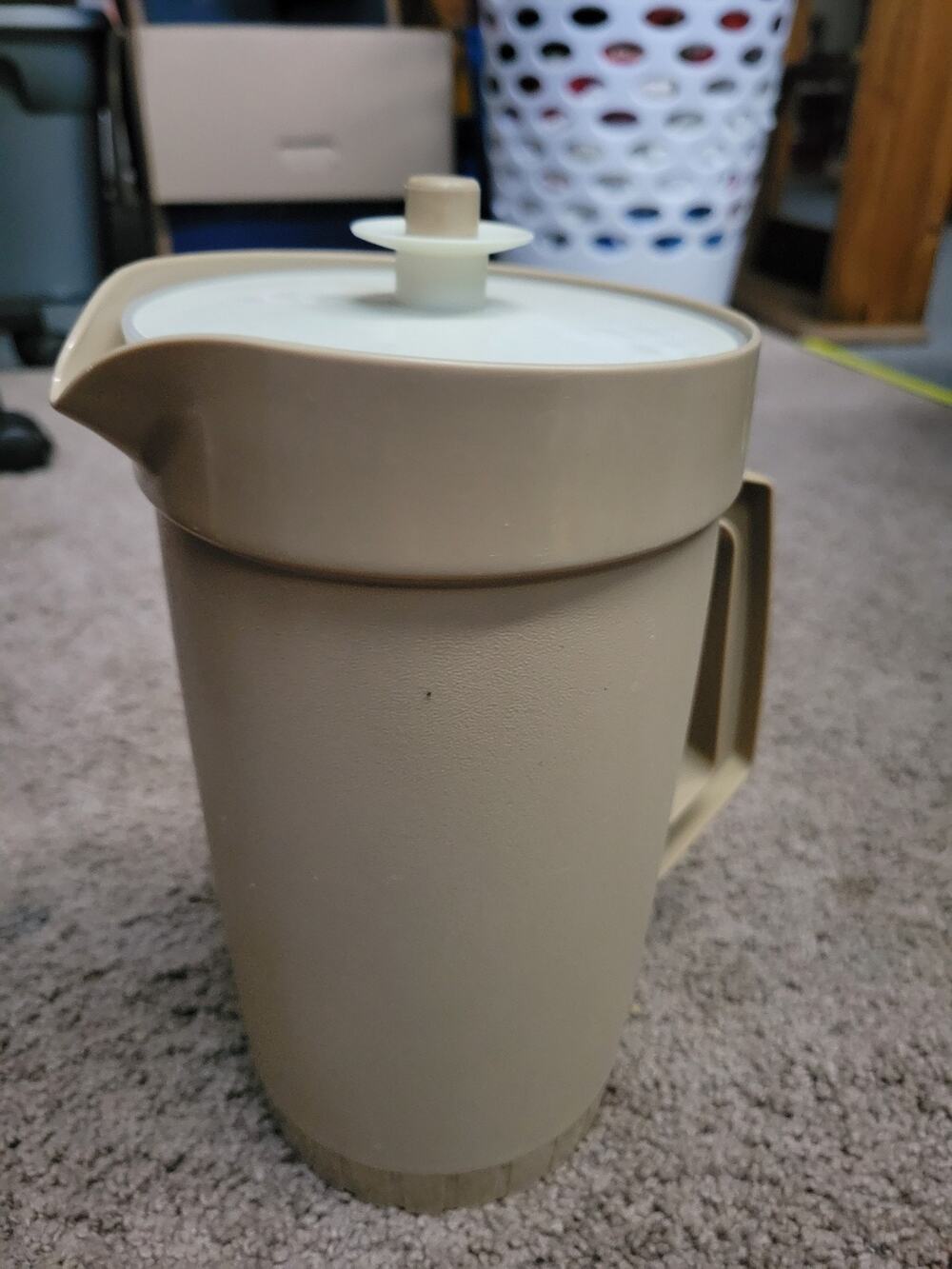 Vintage Harvest Tan Tupperware 2-Qt Pitcher 800-7 Push Button Lid